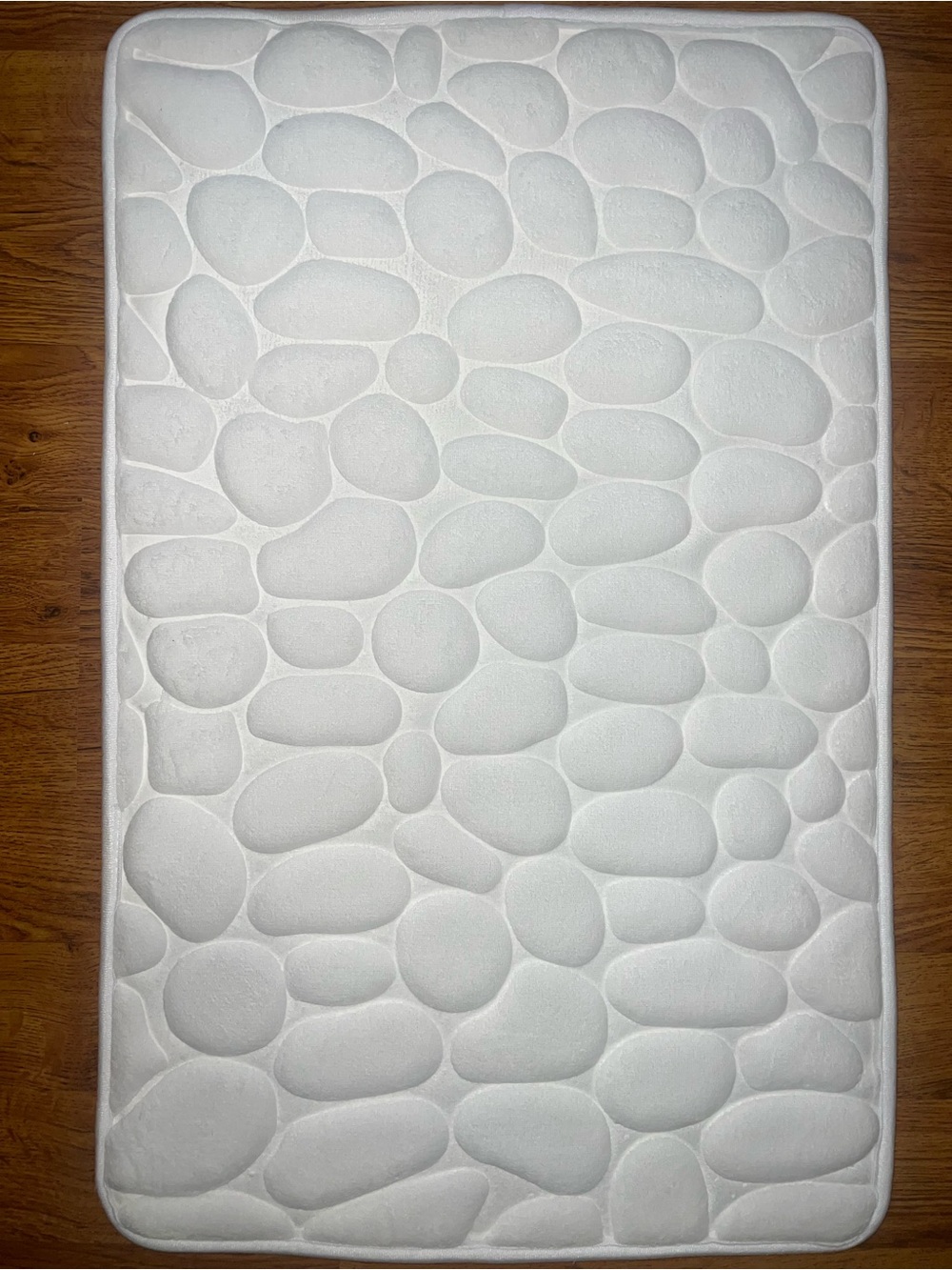 Plush White Cobblestone Design Bath Mat with Non-Slip Backing